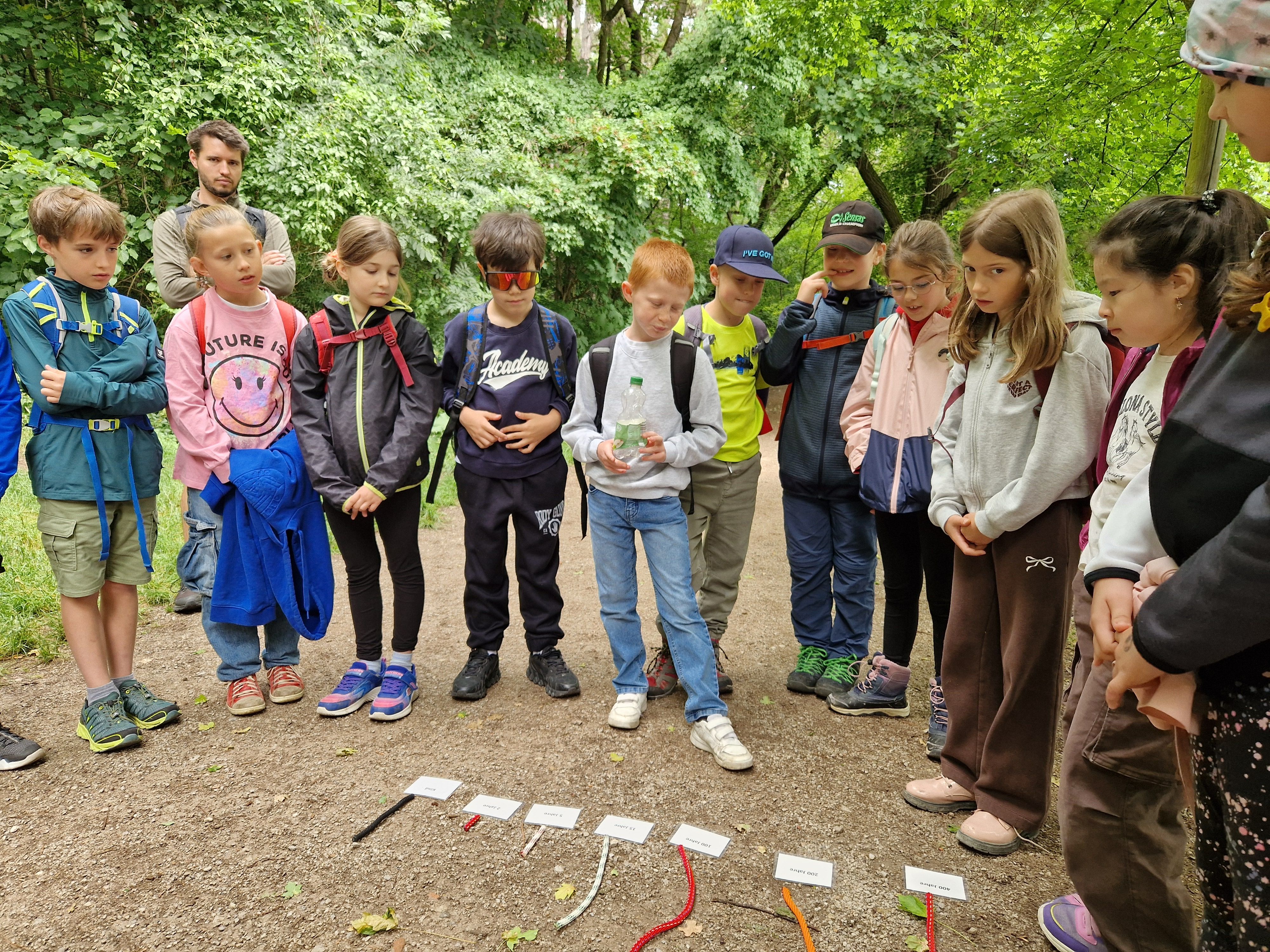Kinder lösen Müll-Verrottungsdauer Rätsel 