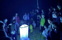 Mit einem "Leuchtturm" lockt Schmetterlings-Experte Peter Buchner Insekten der Nacht an.