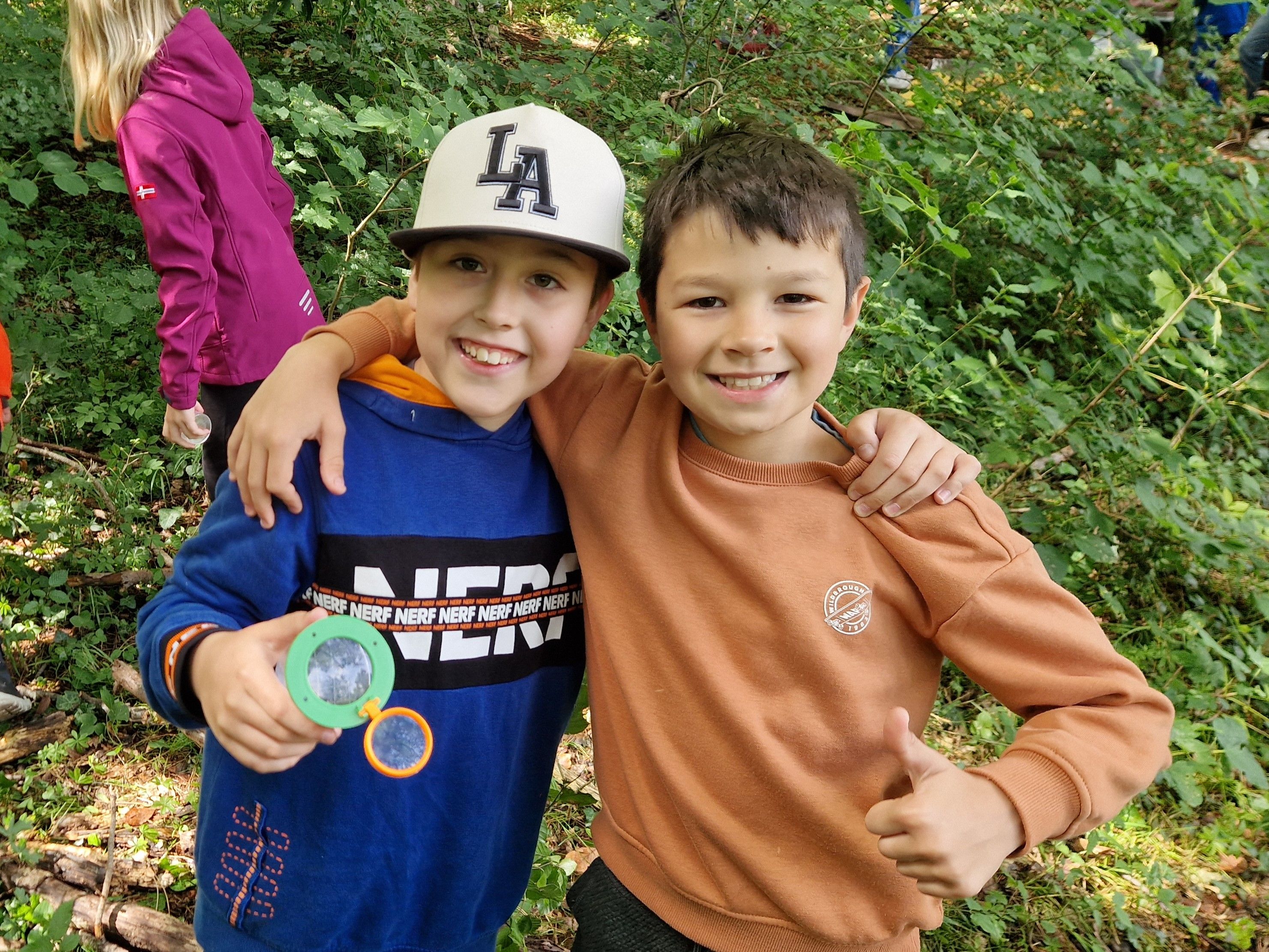 Kinder mit Becherlupe
