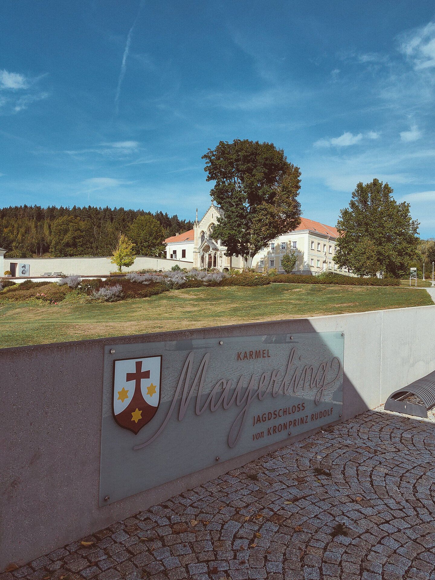 Surrounded by the idyllic natural beauty of the Vienna Woods, the Karmel Mayerling exudes a peaceful atmosphere. Its harmonious architecture and expansive green spaces invite guests to unwind and enjoy the beauty of the surroundings.