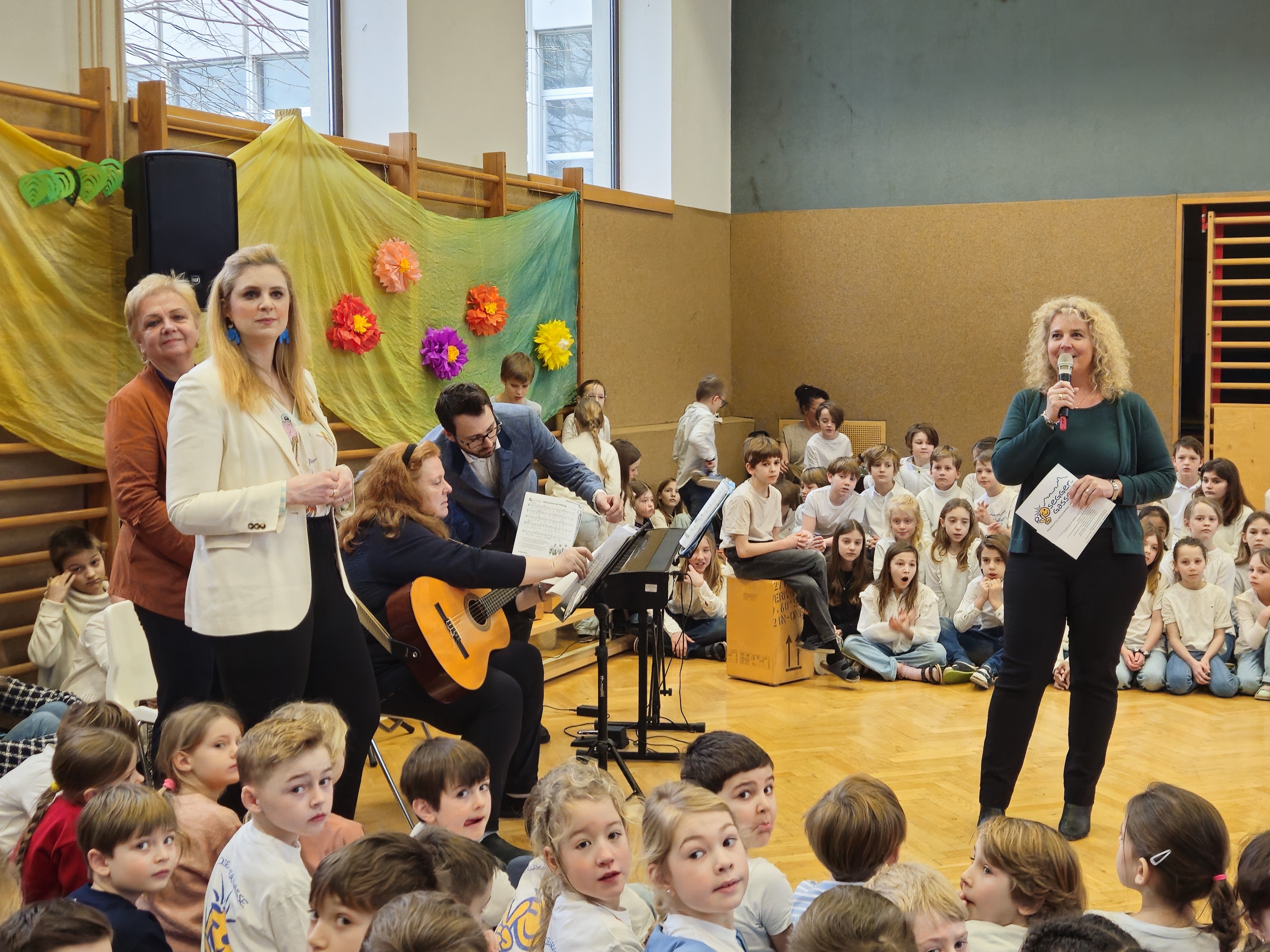 Direktorin Katharina Hussian hält eine Rede.