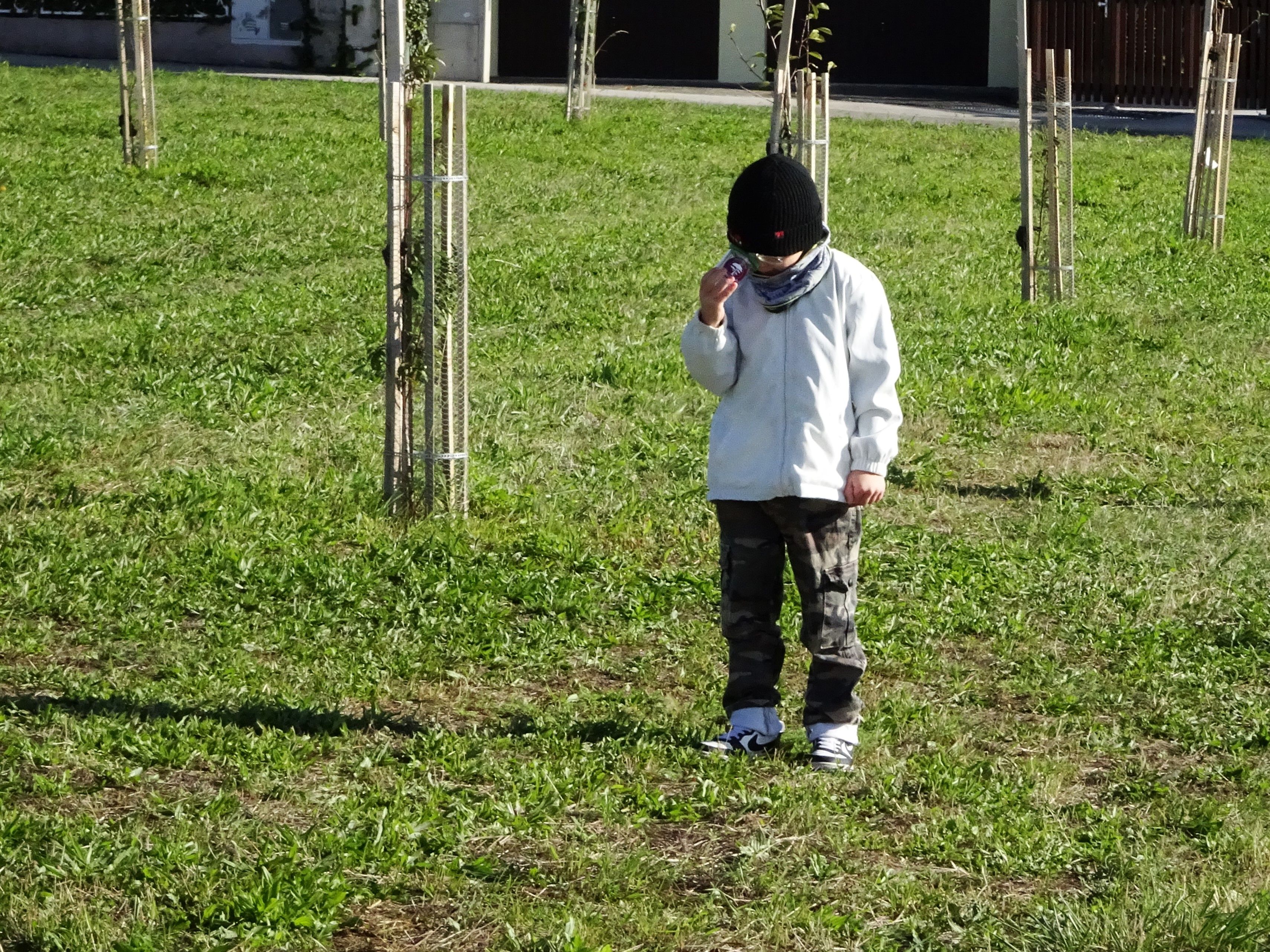 Kind mit Becherlupe