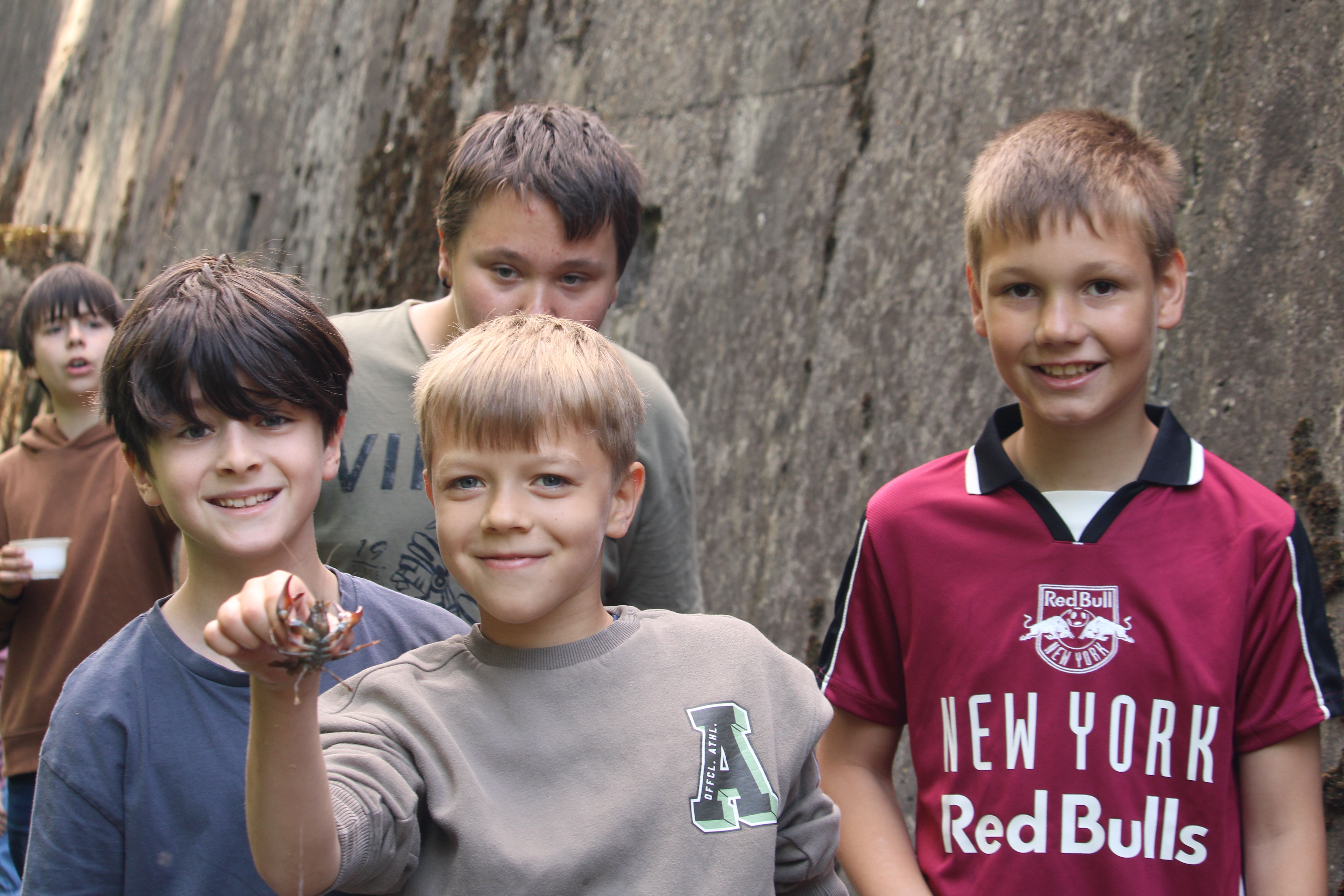 Kinder mit Signalkrebs