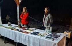 Personen hinter Tisch mit Präperaten