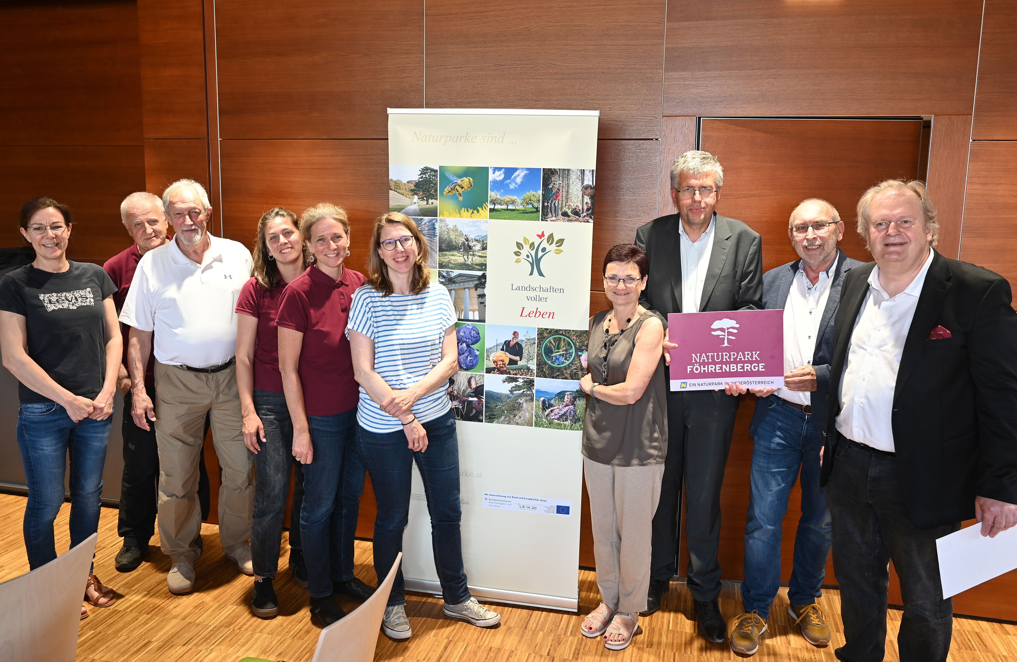 v.l.n.r.: Konrad Brunnhofer (Geschäftsführung Naturpark) Peter Durec (Kassier Stellvertreter Naturpark) Sarah Leischner (Landschaftspflegeverein für den Naturpark, Projektleiterin Bildung) Irene Drozdowski (Landschaftspflegeverein für den Naturpark, Projektleiterin Naturschutz) Maria von Balthazar (Umweltgemeinderätin Gumpoldskirchen) Dagmar Händler (Bürgermeisterin Gumpoldskirchen) Martin Schuster (Obmann Naturpark) Christian Tschirk (neuer Rechnungsprüfer Naturpark) Markus Wildeis (Geschäftsführung Naturpark)