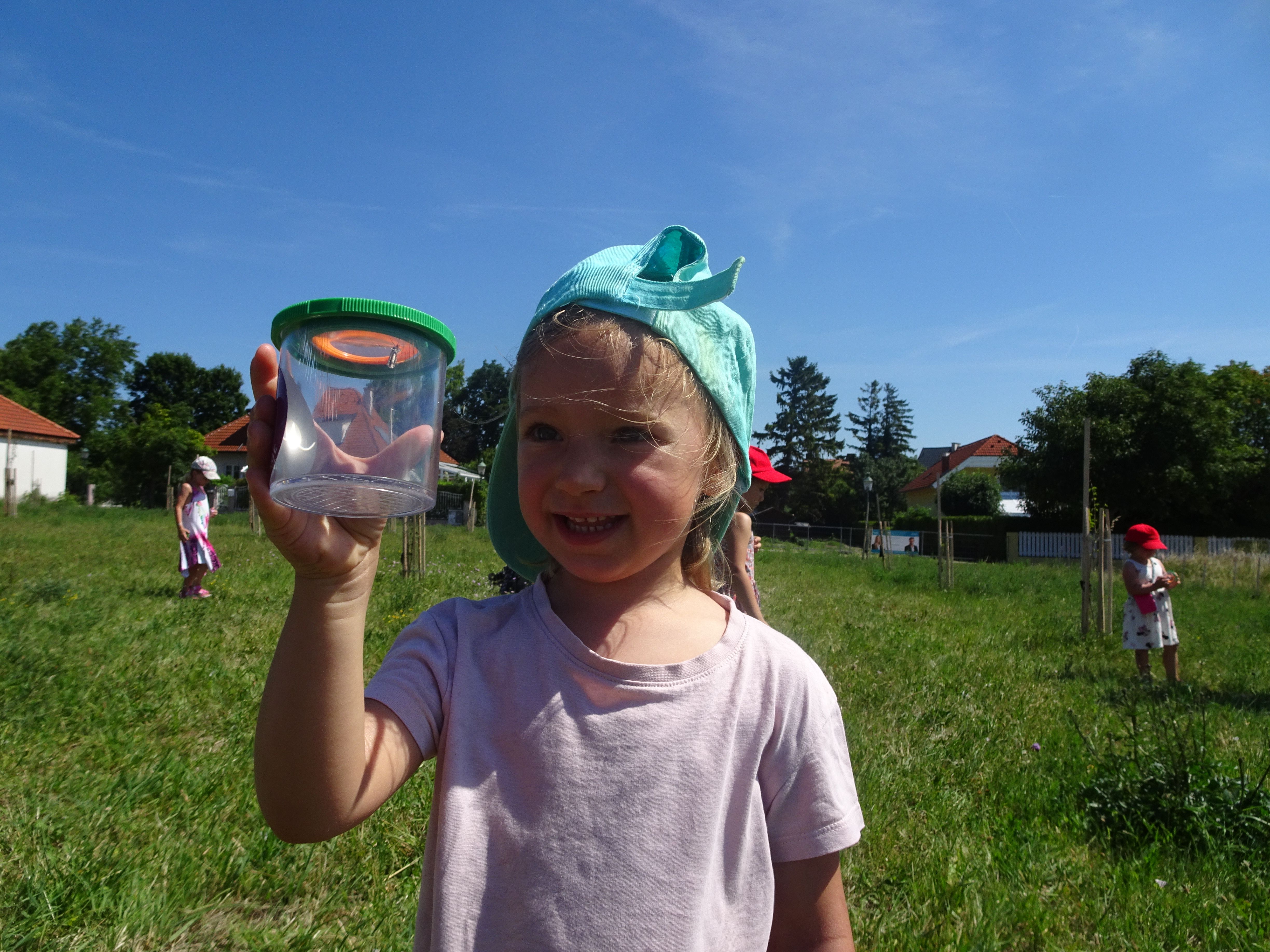 Kind mit Becherlupe