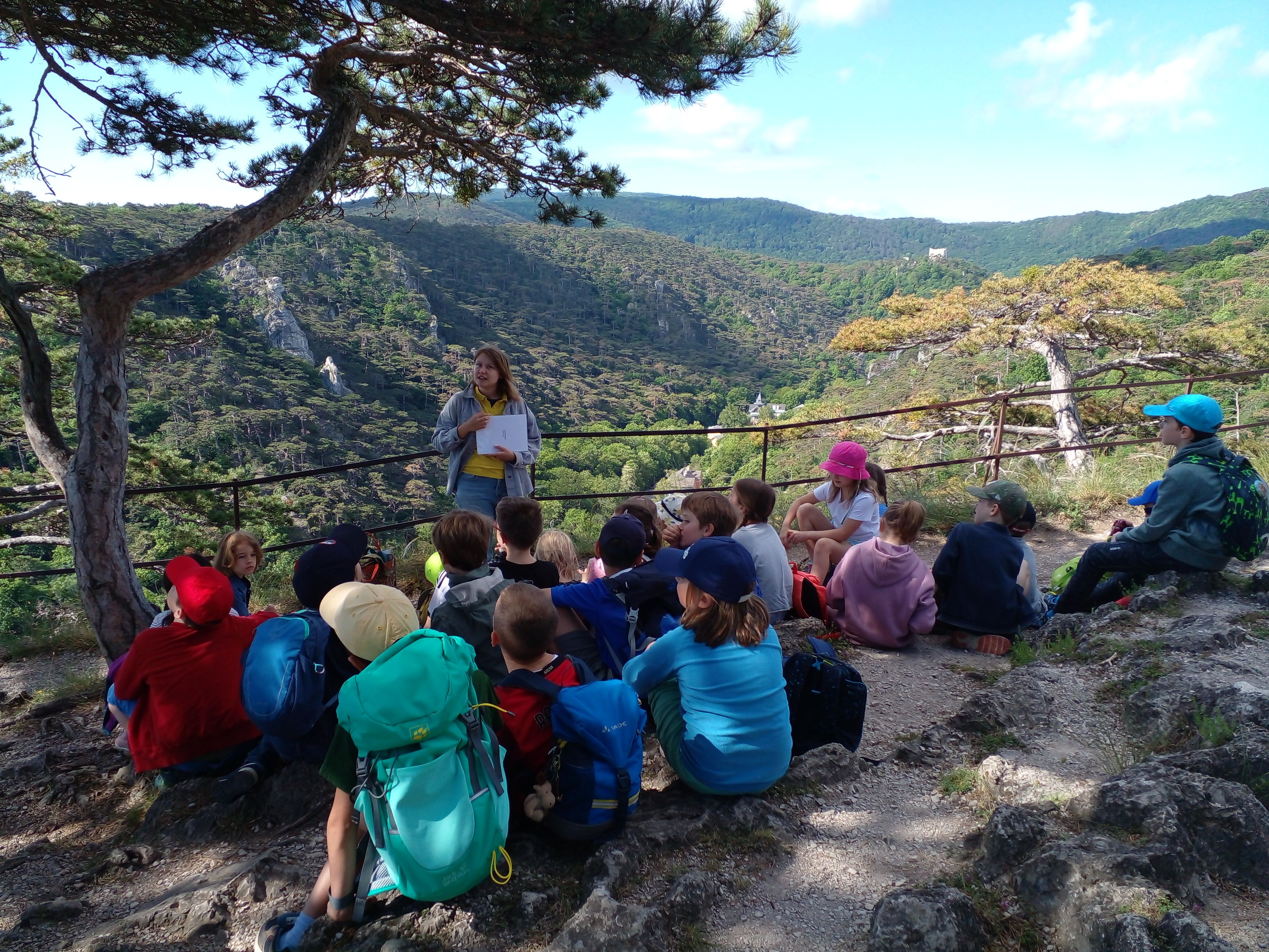 Die Schüler:innen der Emma Plank Schule genießen der Ausblick über den Naturpark Föhrenberge.