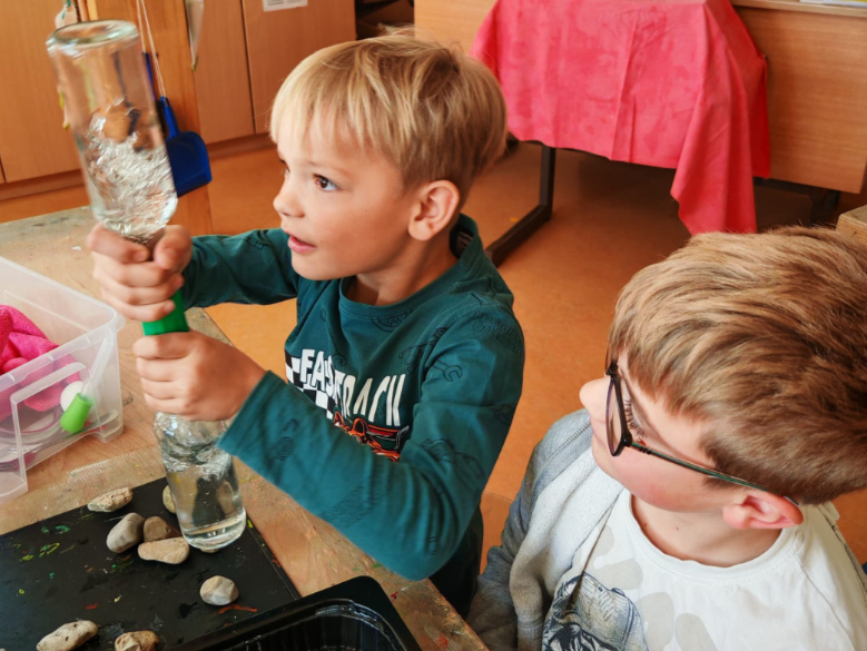 Kind erzeugt Wasser-Tornado in Flasche