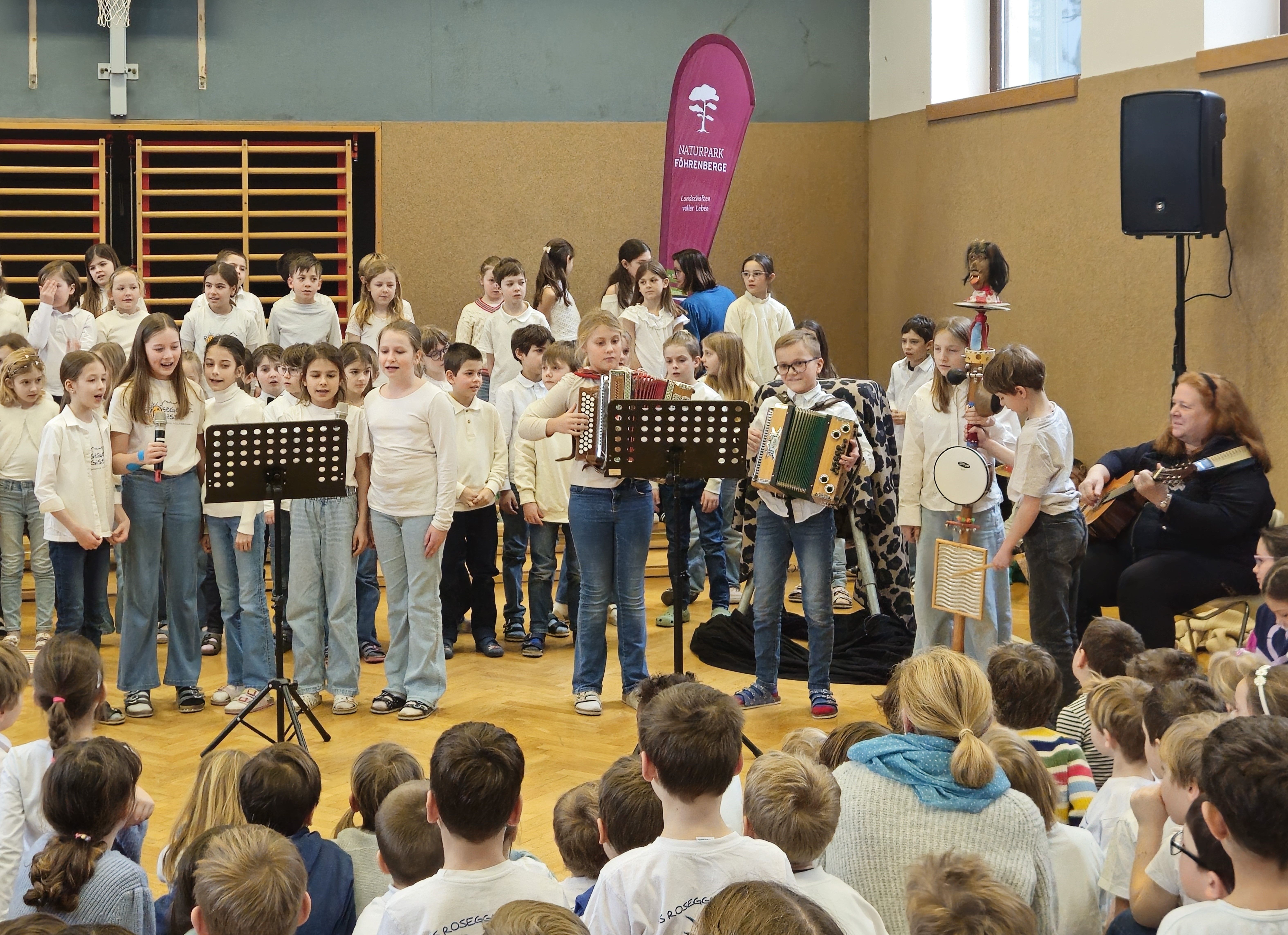 Kinder singen Gstanzl über den Naturpark Föhrenberge und die Volksschule