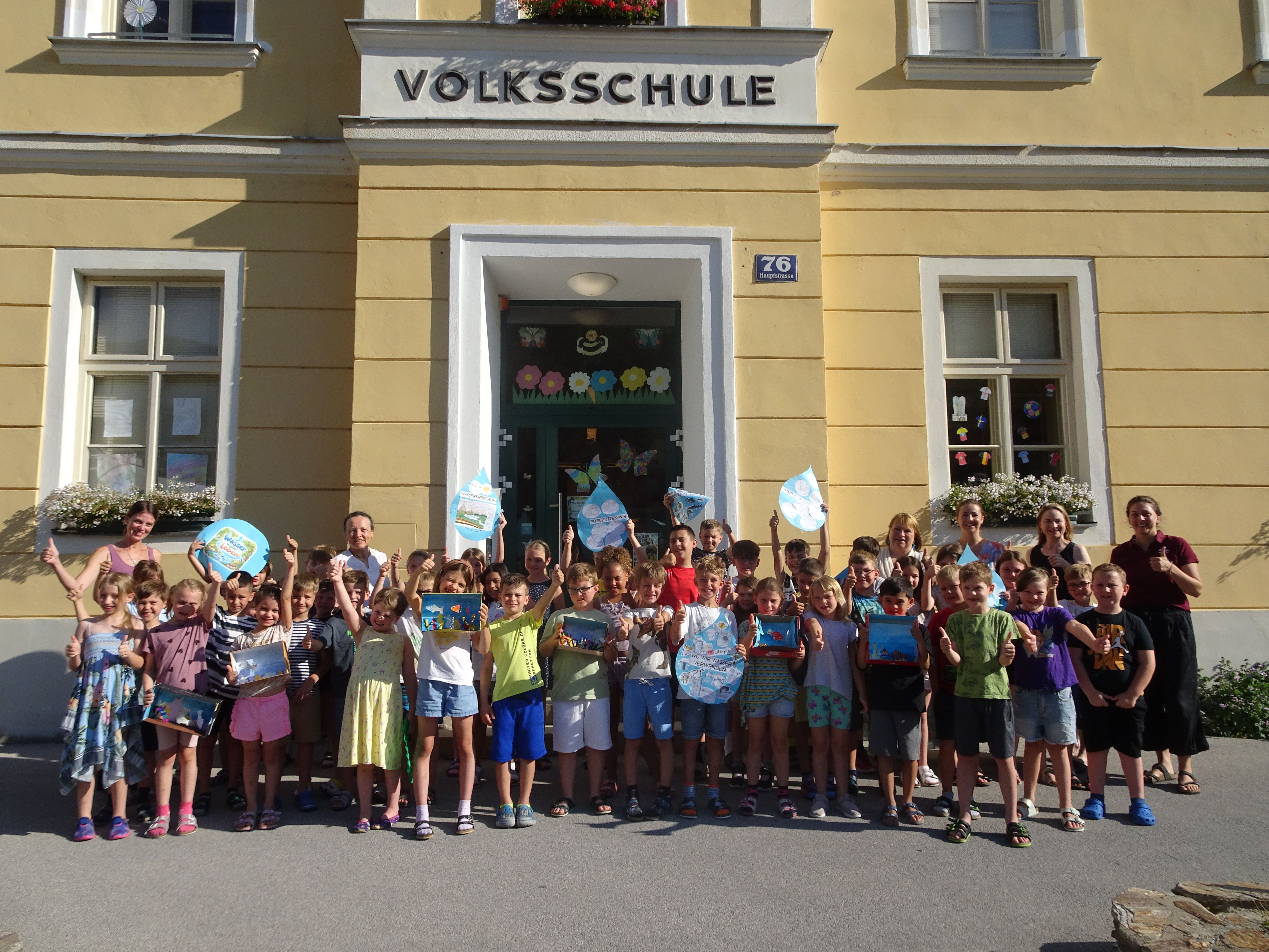 Gruppenfoto mit Schüler:innen + Projektpartner:innen