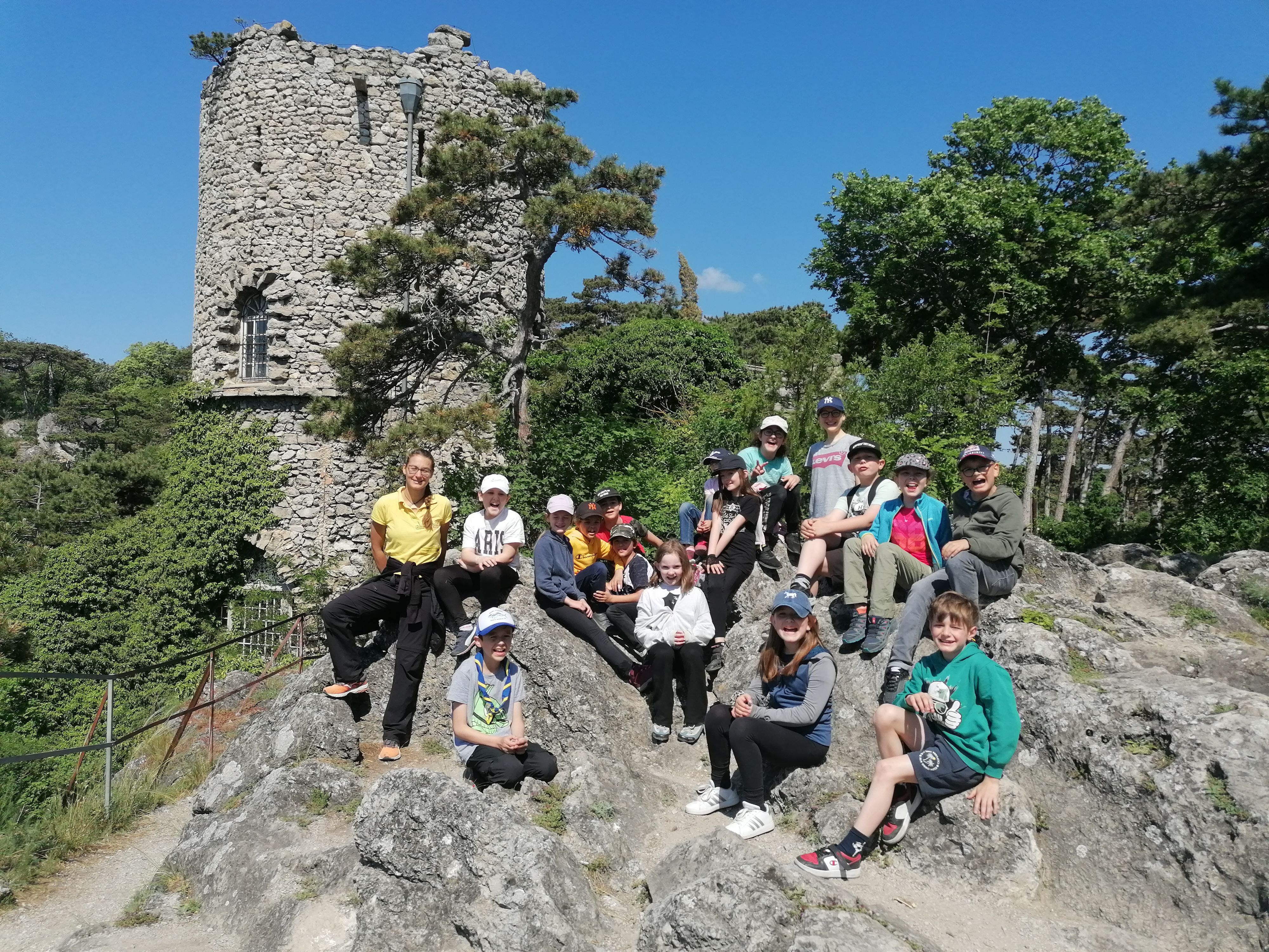 Die 3b der VS Kaltenleutgeben auf Erkundungstour am Kalenderberg im Naturpark Föhrenberge.