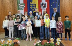 Gruppenfoto der Vertreter:innen von Naturpark Ö/NÖ/Föhrenberge, Gemeinde Kaltenleutgeben und Volksschule Kaltenleutgeben bei der Prädikatisierung zur Naturpark-Schule.