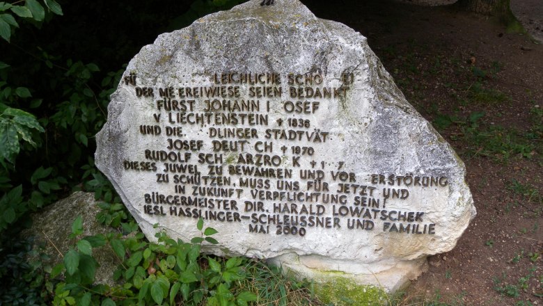 Gedenkstein auf der Burgruine Mödling, © weisserstier from Wien, Austria, CC BY 2.0  (https://creativecommons.org/licenses/by-sa/2.0), via Wikimedia Commons