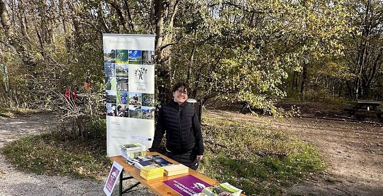 Elke Weisz-Emesz beim Infostand des Naturpark Föhrenberge am Anninger.