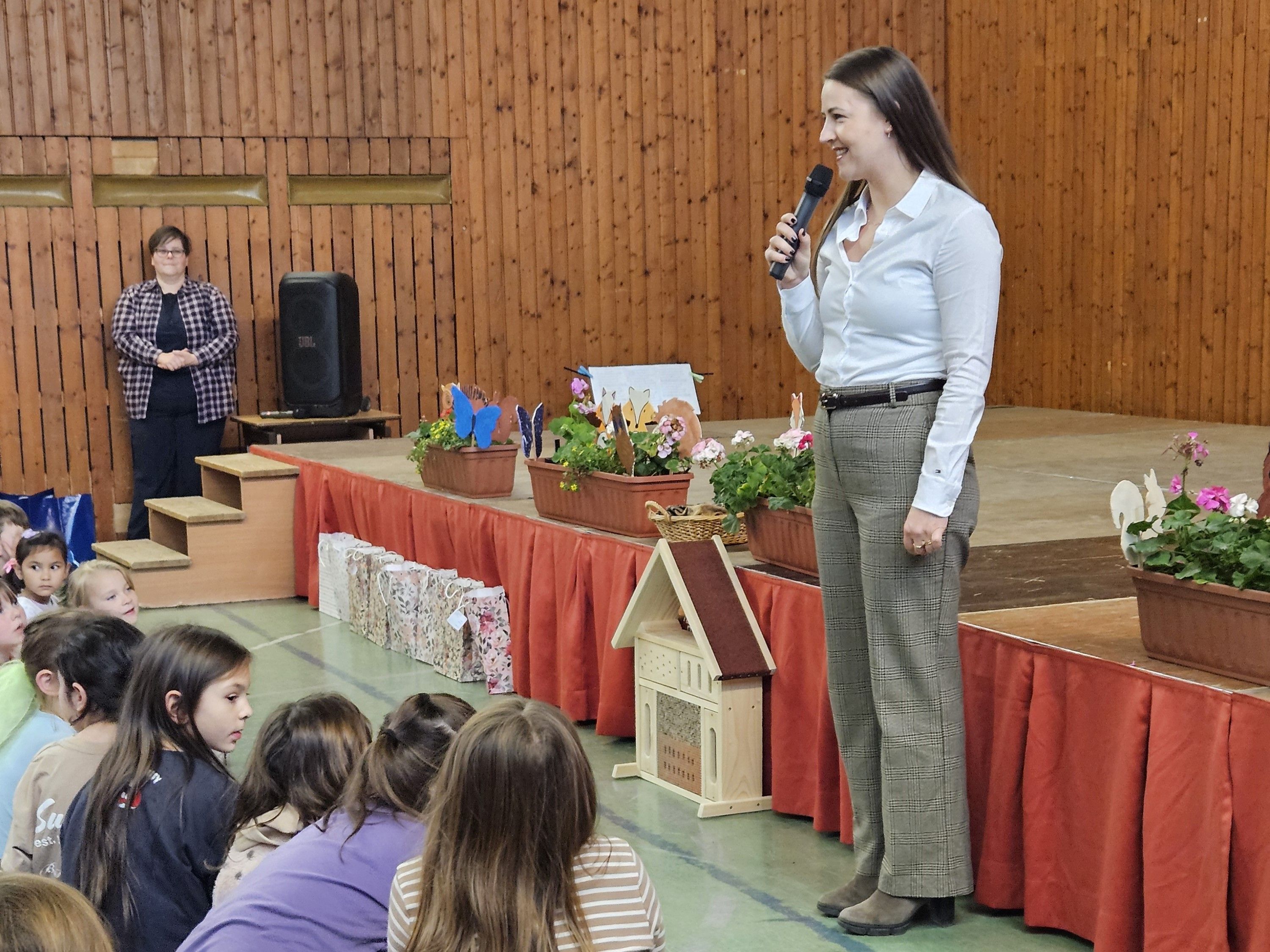 Bürgermeisterin Bernadette Geieregger begrüßt die Anwesenden der Prädikatisierunsfeier.