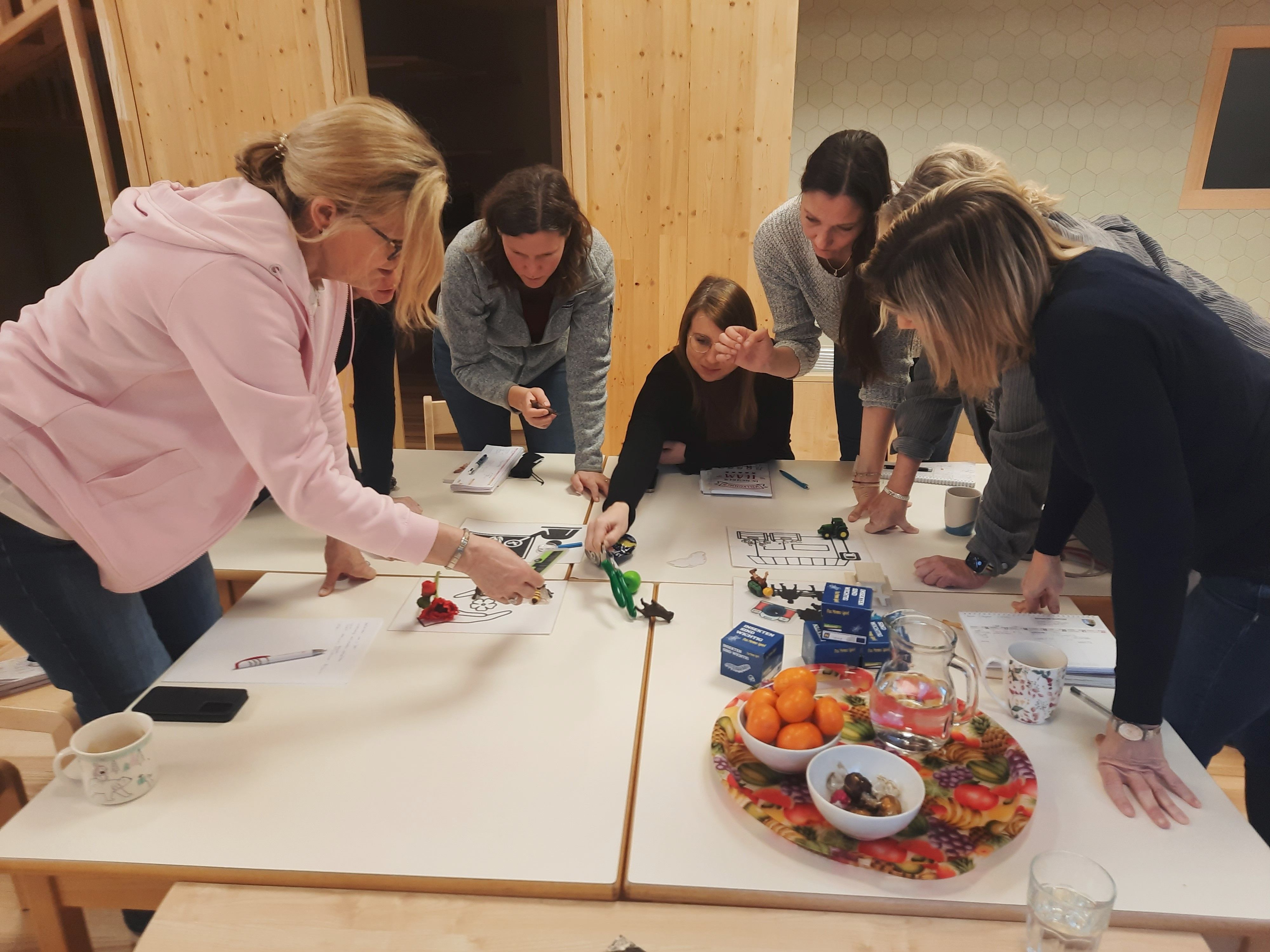 Pädagoginnen teilen Gegenstände den 4-Säulen des Naturparks zu