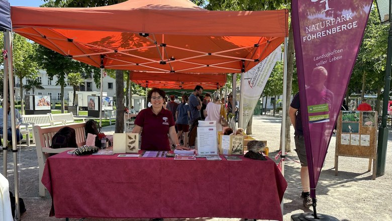 Unsere Kollegin Elke hat heute den Infostand für den Naturpark Föhrenberge betreut. , © LPV/E. Weisz-Emesz