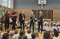 Ehrengäste halten eine Rede