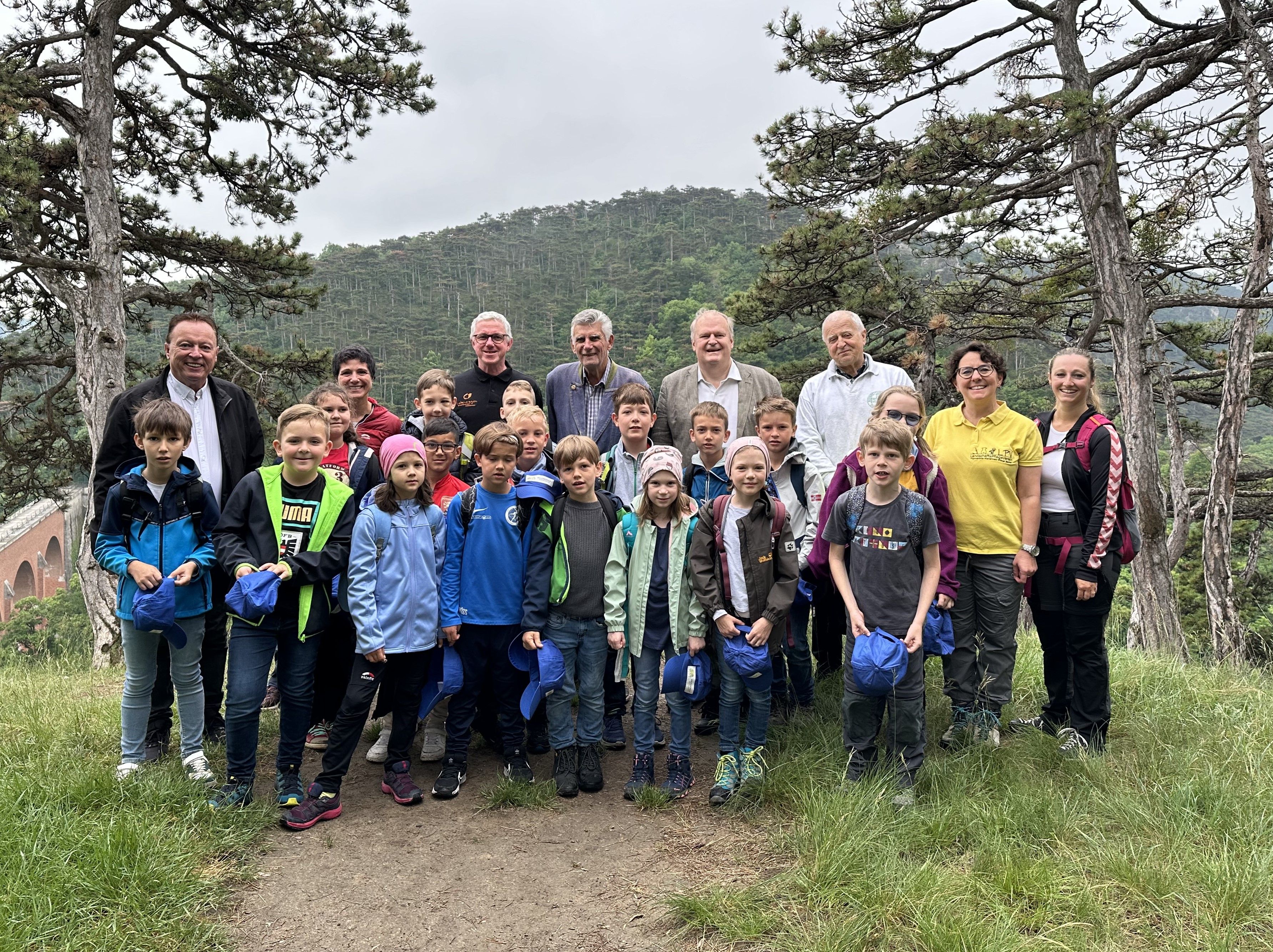 Jasmine Bachmann (Geschäftsführung Verein Naturpark NÖ), Markus Wildeis (Geschäftsführung Naturpark Föhrenberge), Hannes Weninger (Obmann Stv. Naturpark Föhrenberge), Prof. Friedrich Rihs (Gründungsobmann Naturpark Föhrenberge) und Andreas Weiß (Direktor Biosphärenpark Wienerwald) beim Besuch der Naturpark-Tage in Mödling