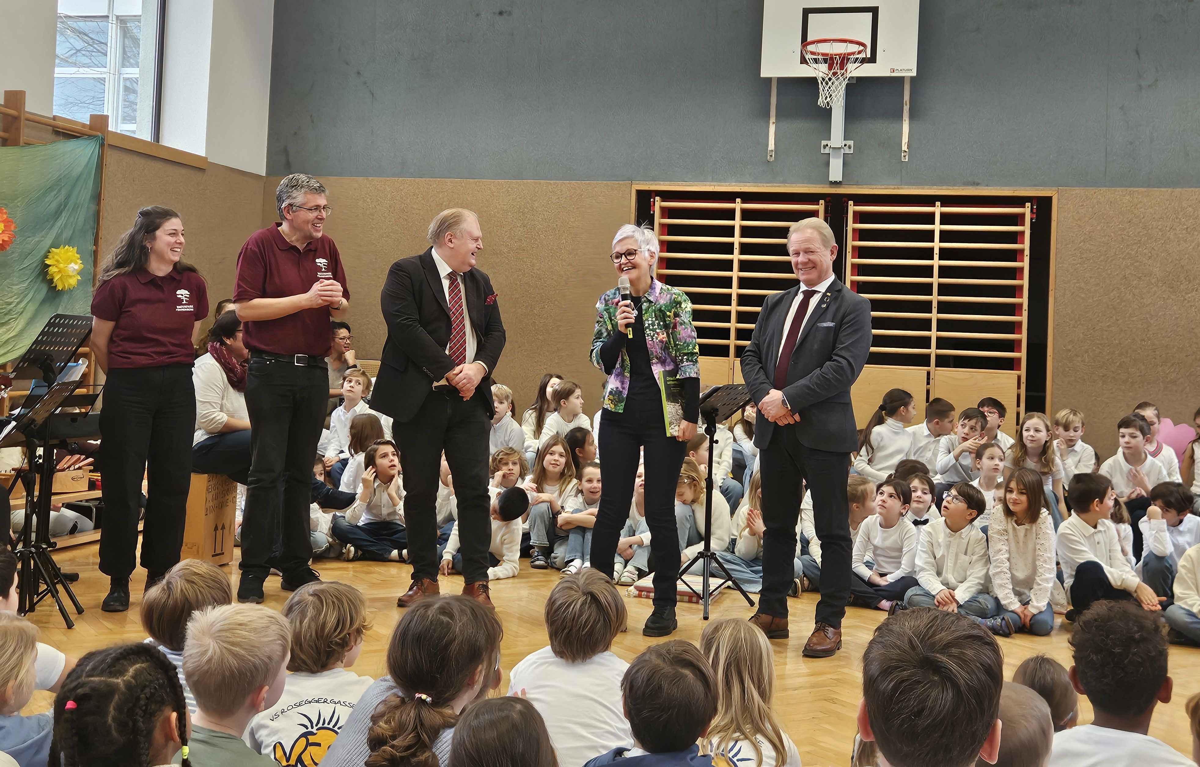 Ehrengäste halten eine Rede