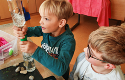 Kind erzeugt Wasser-Tornado in Flasche