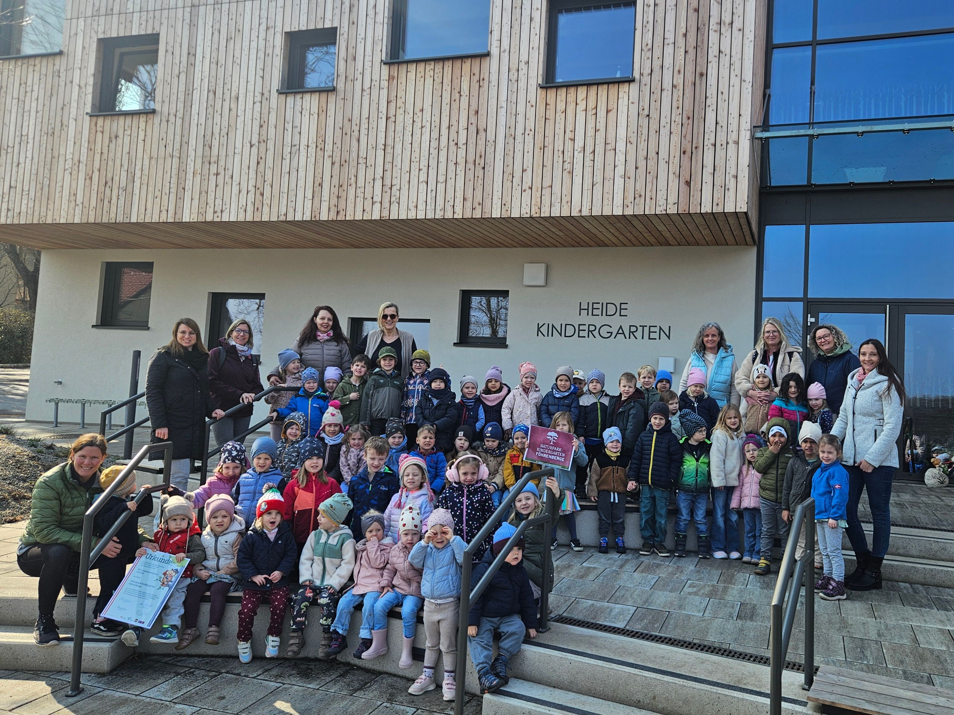 Gruppenfoto vor dem Landeskindergarten Gießhübl