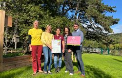  I. Drozdowski (Obfrau Landschaftspflegeverein), M. Öfferl (Stv.Leitung Kindergarten), E. Weisz-Emesz (Landschaftspflegeverein-Bildungsreferentin f. Naturpark Föhrenberge), J. Friedlmayer (Naturparke Ö), T. Rupp (Naturparke NÖ) posieren mit dem Naturpark Föhrenberge Logo und Urkunde "Naturpark-Kindergarten".