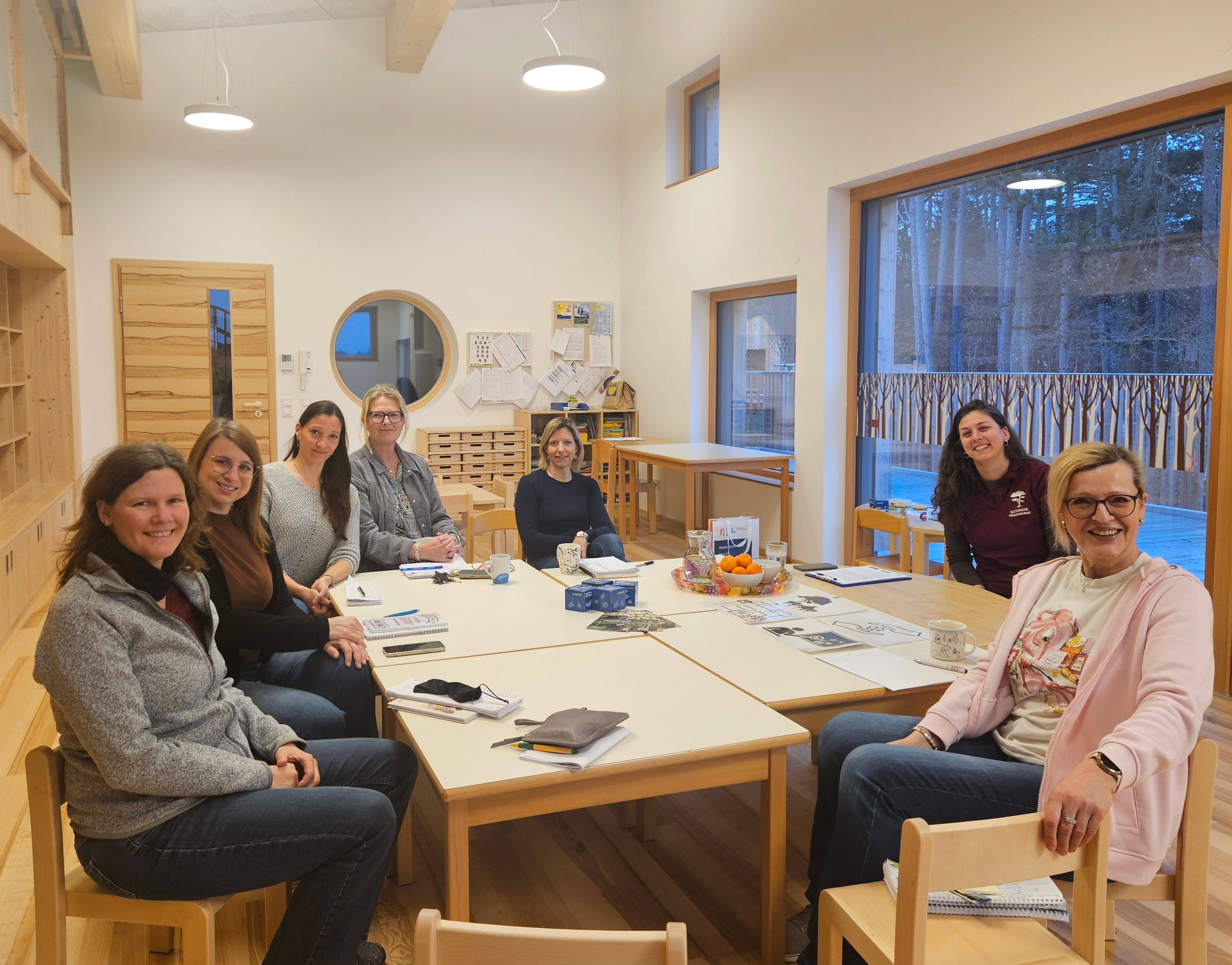 Gruppenfoto der teilnehmenden Pädagoginnen mit Naturpädagogin Sarah Leischner