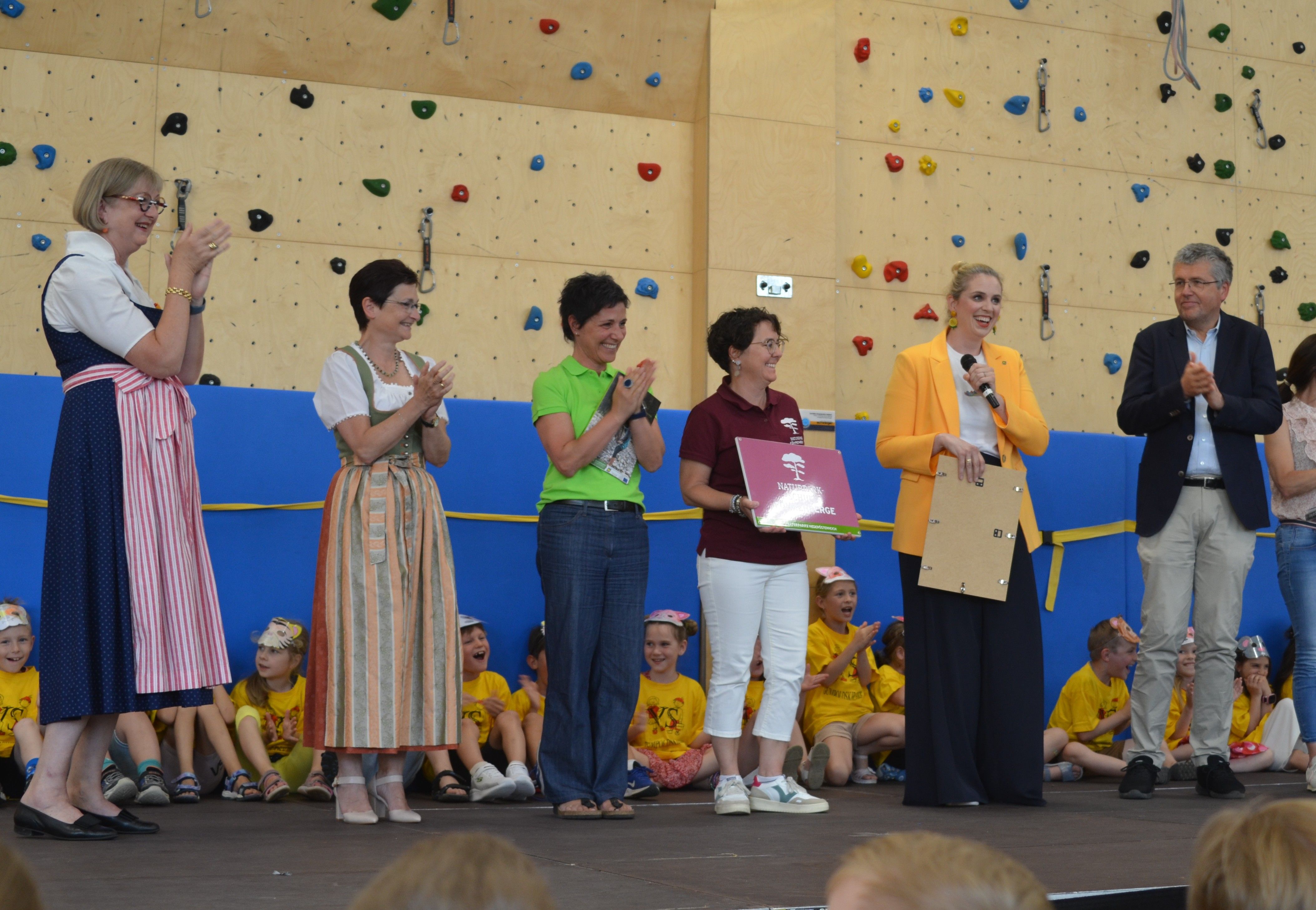 Bgmin Dagmar Händler, GFin Naturparke NÖ Jasmine Bachmann, Elke Weisz-Emesz (Naturpark Föhrenberge), Abgeordnete zum Landtag Marlene Zeidler-Beck, Obmann Naturpark Föhrenberge Martin Schuster, GFin VNÖ Julia Friedlmayr und GF Naturpark Föhrenberge Markus Wildeis. (v.l.n.r)