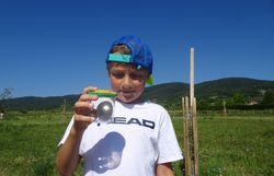 Kind mit Becherlupe