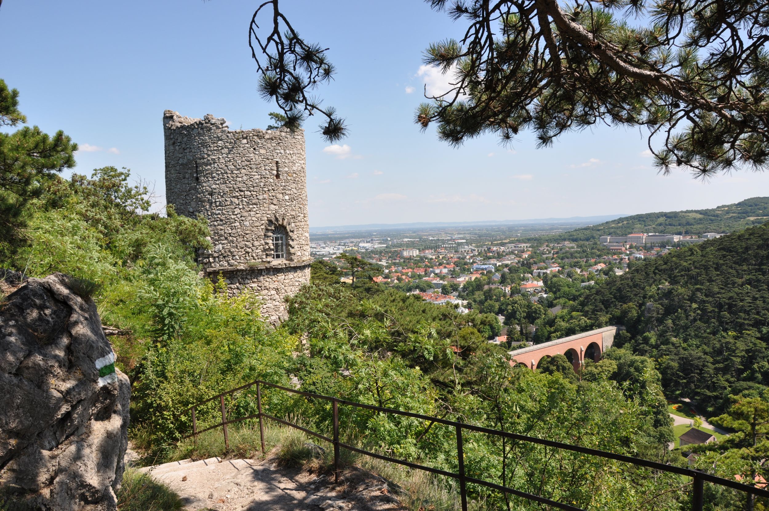 Blick vom Schwarzen Turm auf die Stadtgemeinde Mödling