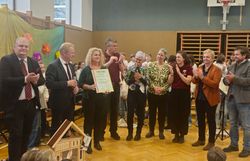 Überreichung der Urkunde zur Naturpark-Schule