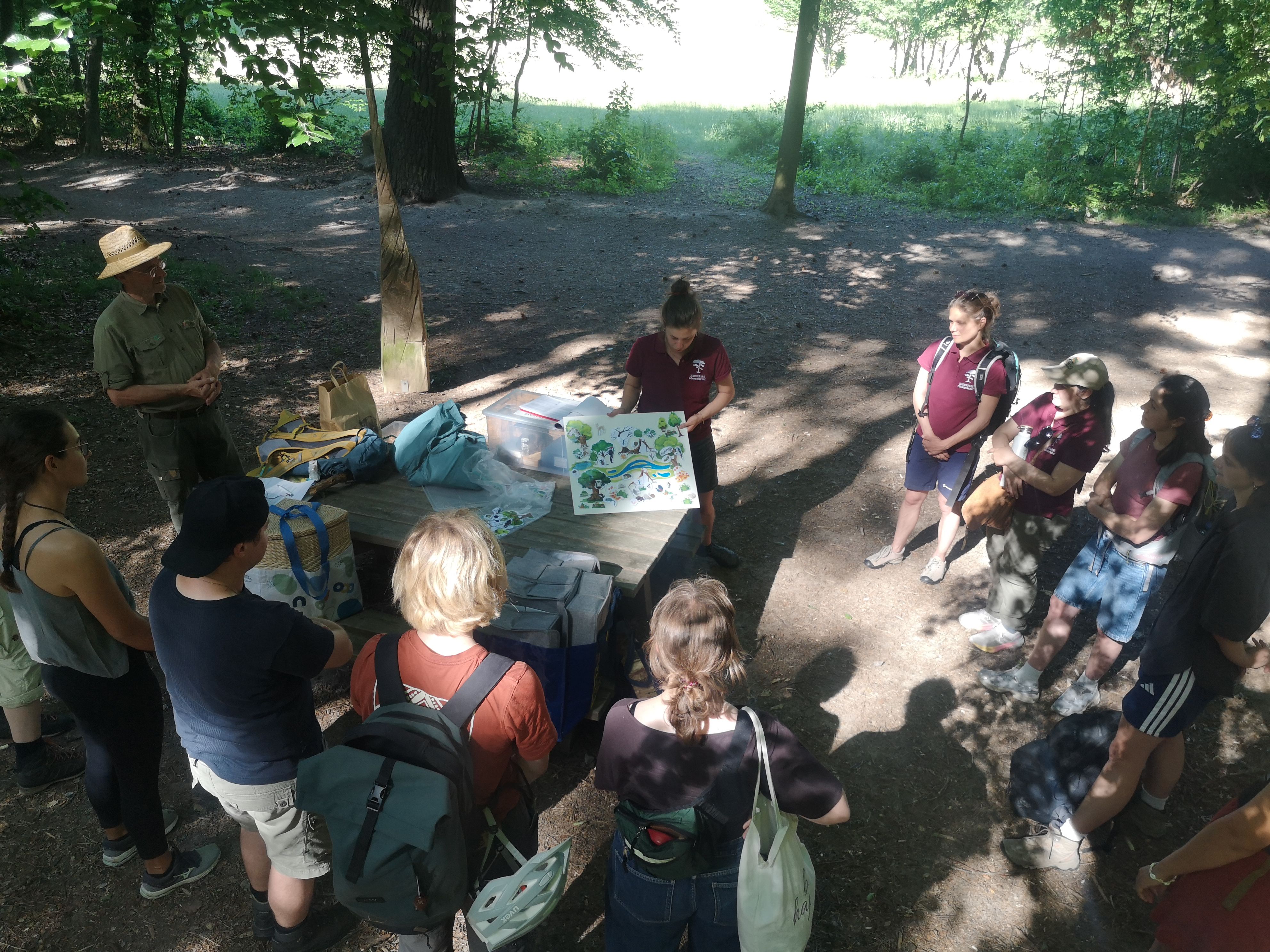 Naturvermittler:innen um Magnettafel