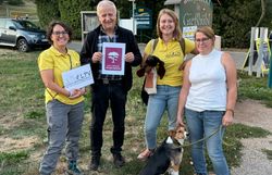 Konrad Brunnhofer (operativer GF Naturpark Föhrenberge), Schäferin Christa Veits mit Hütehund Lou und die Biologinnen des LPV freuen sich über die gelungene Veranstaltung.