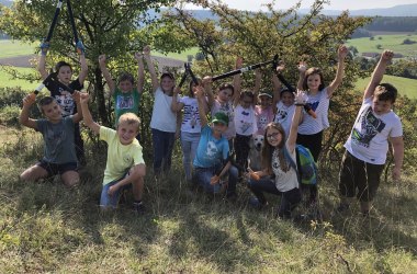 Kindergruppe beim Landschaftspflegeeinsatz