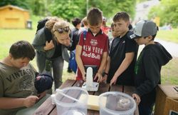 Kinder schauen durch Binokular