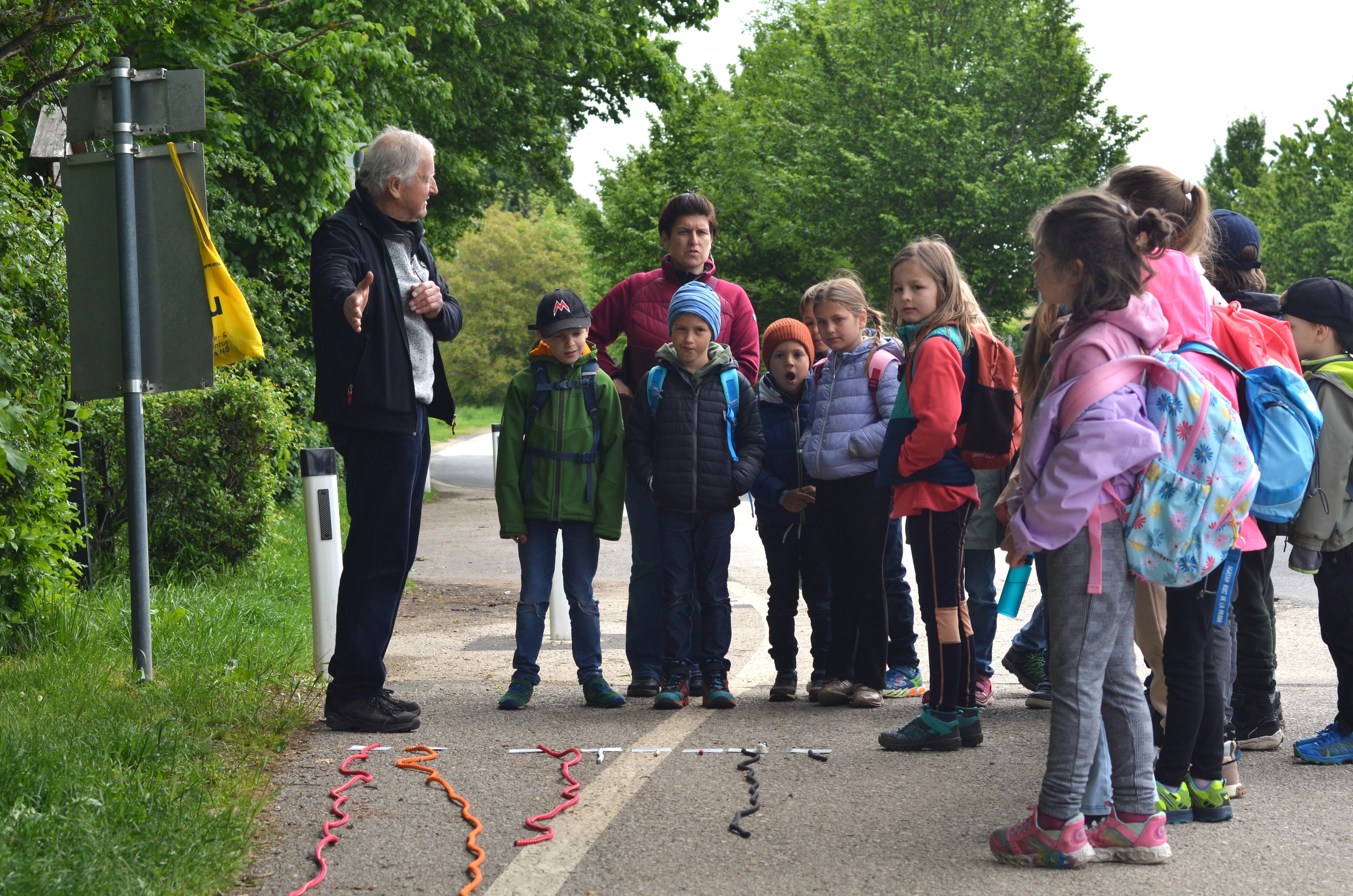 Kinder ordnen typischen Müll der in der Natur liegen bleibt, der entsprechenden Verrottungsdauer zu.