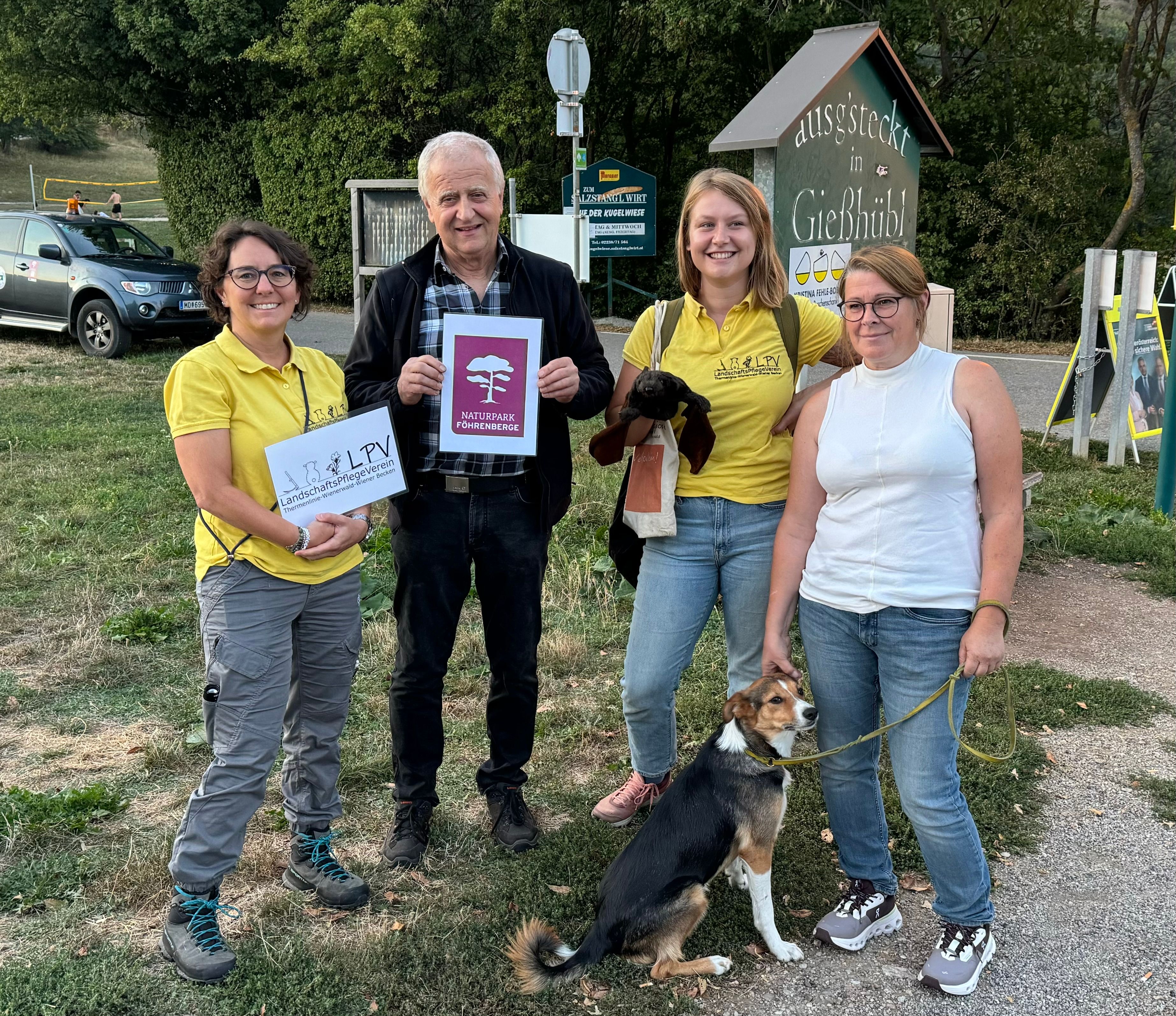 Konrad Brunnhofer (operativer GF Naturpark Föhrenberge), Schäferin Christa Veits mit Hütehund Lou und die Biologinnen des LPV freuen sich über die gelungene Veranstaltung.