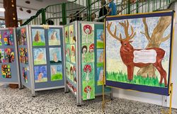 Zeichnungen der Schulkinder von Waldtieren in der Ausstellung.