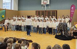 Foto des Schul-Chor der 3. und 4. Klassen