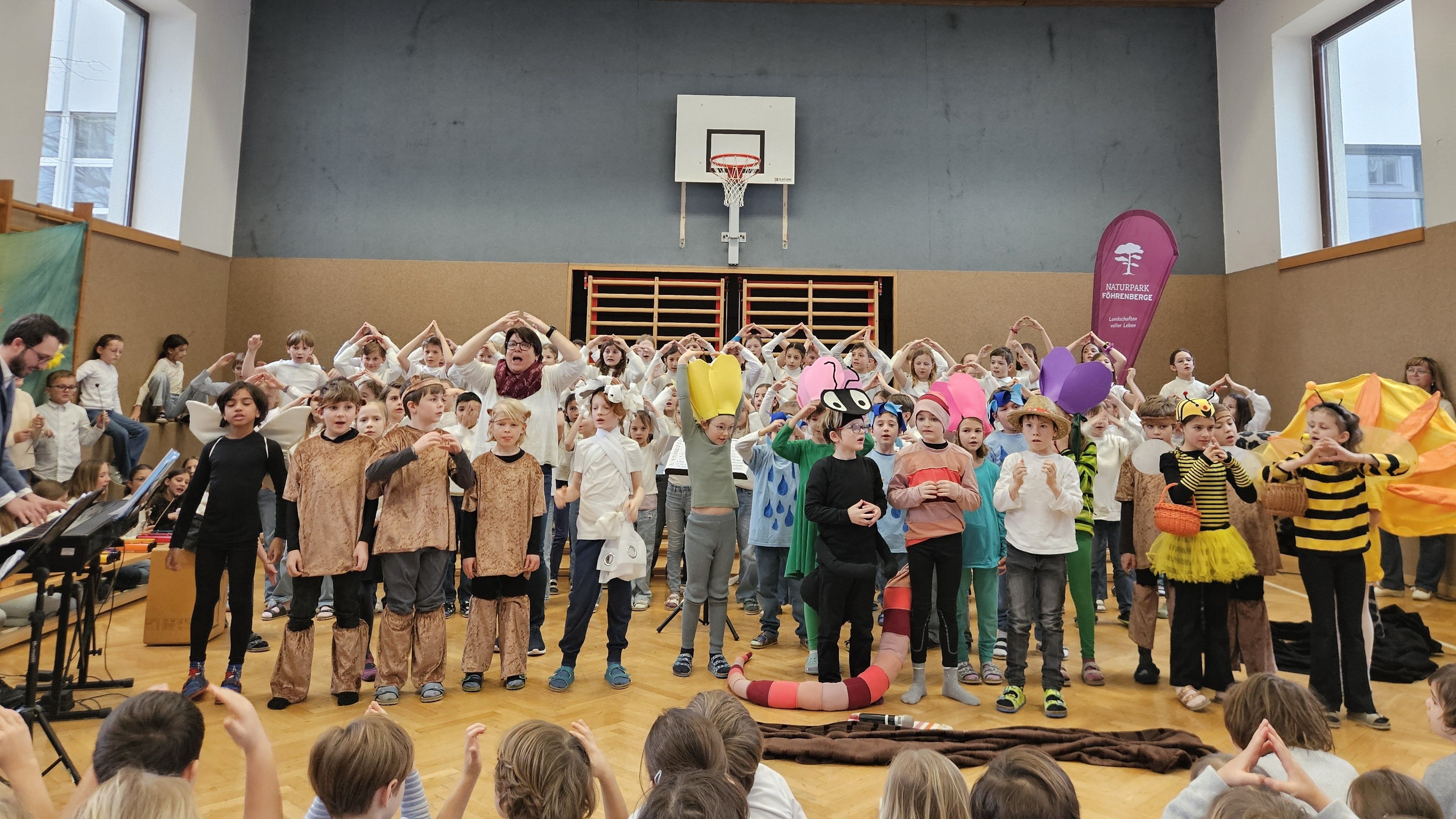 Kinder performen das Musical „Friends of the Earth“ - gemeinsamer Abschlusssong