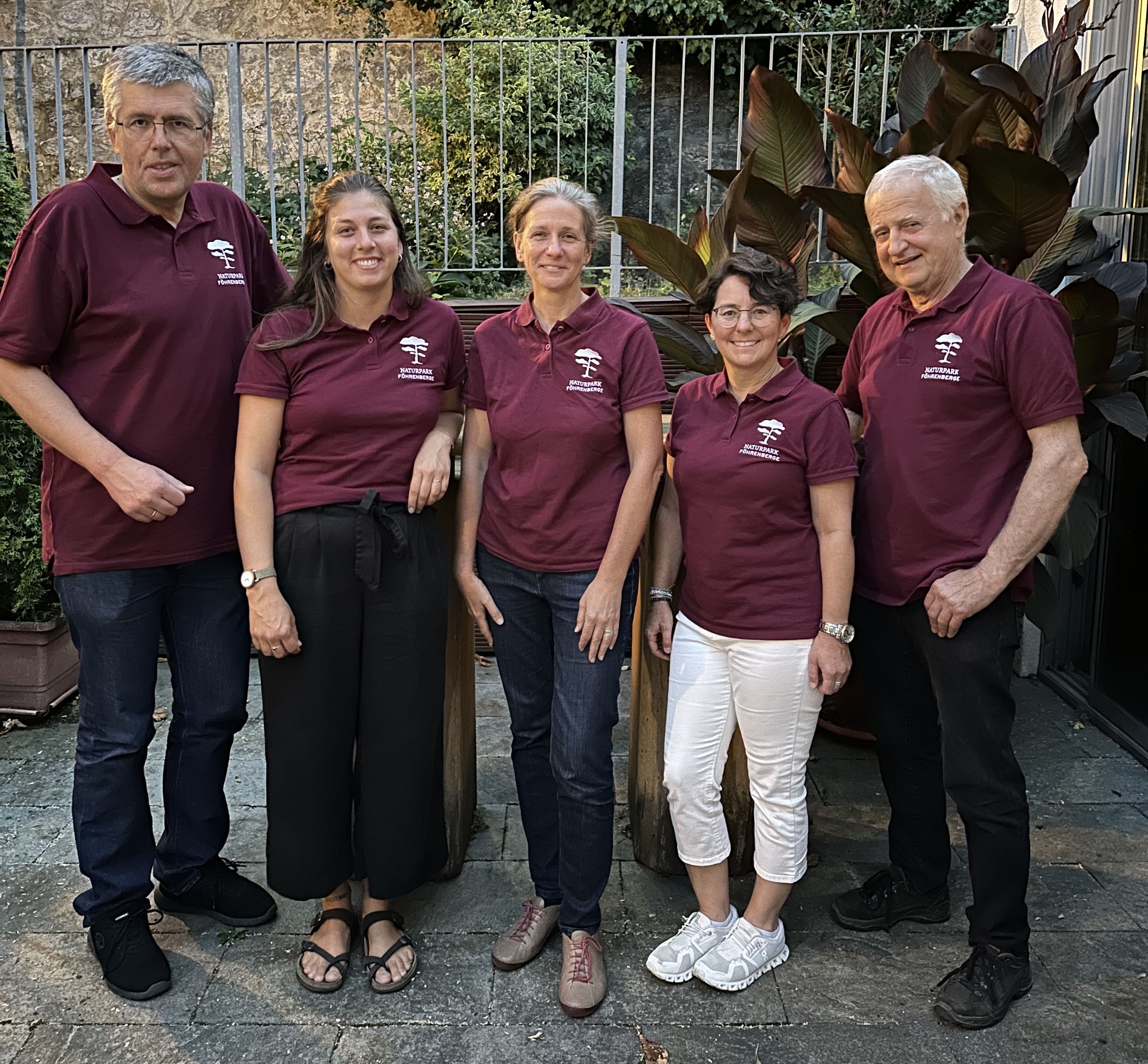 Gruppenfoto des Naturpark Föhrenberge-Teams: v.l.n.r. Obmann Martin Schuster, Sarah Leischner, Elke Weisz-Emes, Irene Drozdowski und operative Geschäftsführung Konrad Brunnhofer.