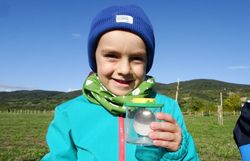 Kind mit Becherlupe