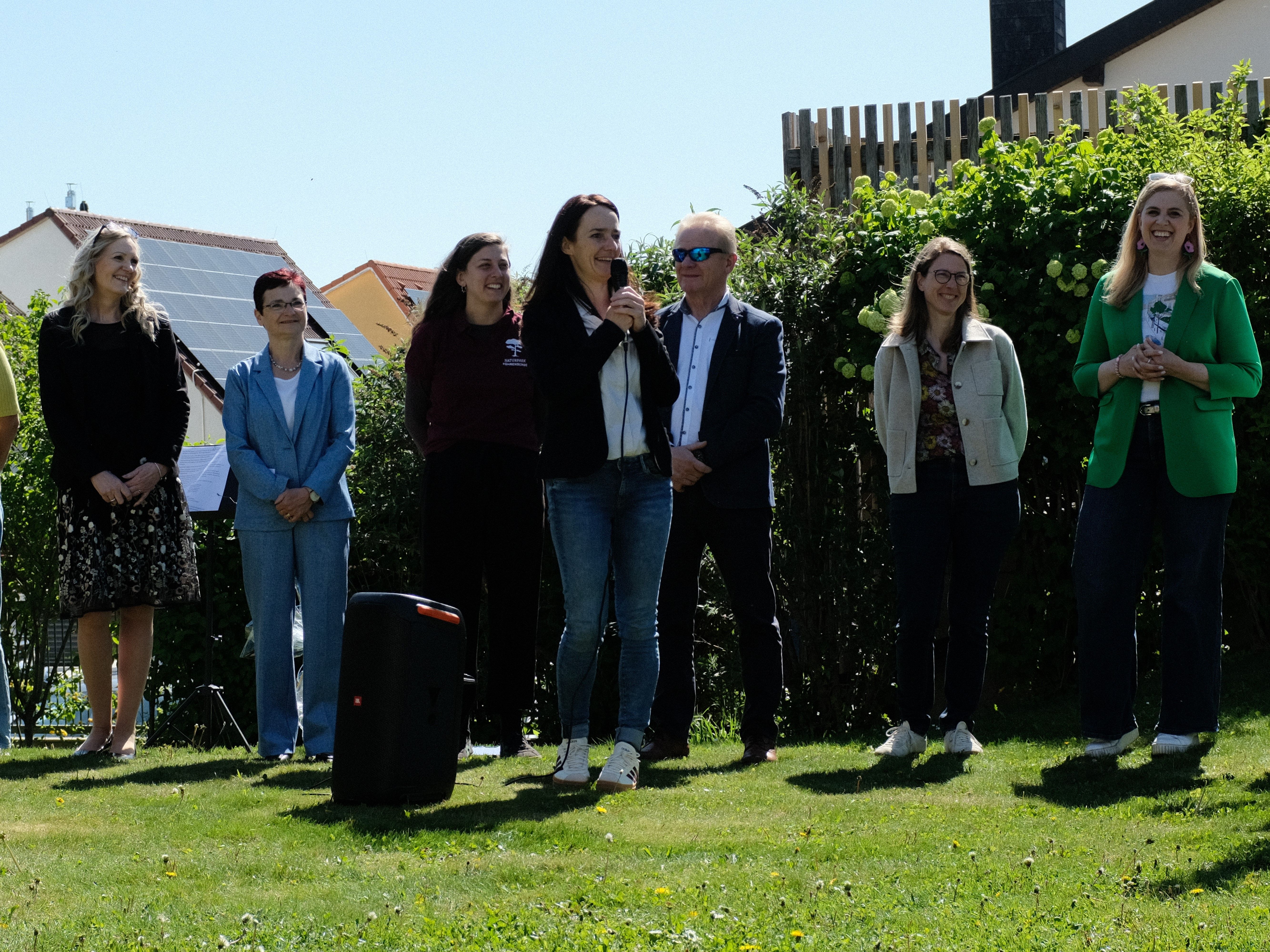 Julia Friedlmayer (Geschäftsführerin des Verbands Naturparke Österreich) hält eine Rede.