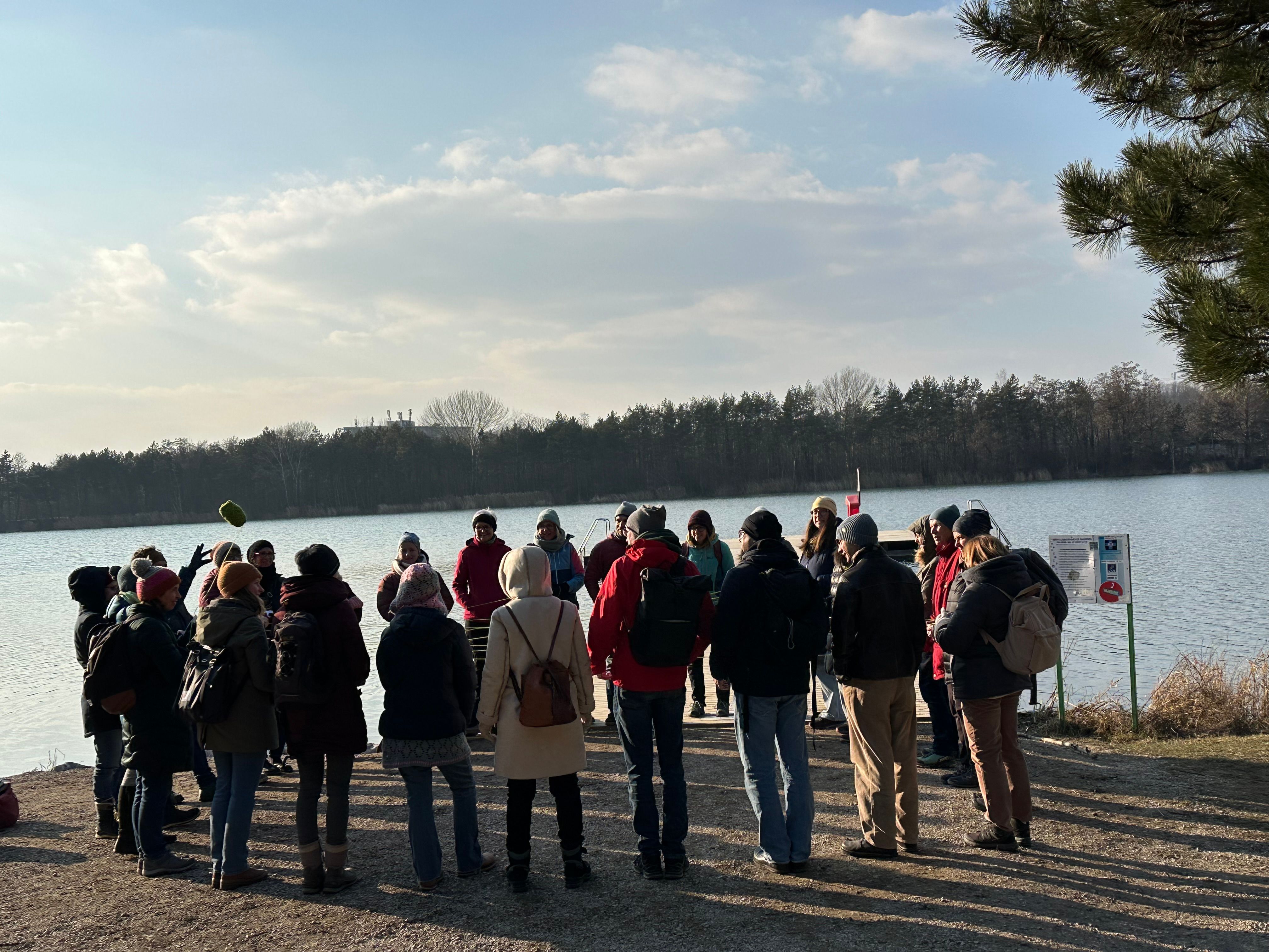 Am Ufer des Viehofner Sees in St. Pölten konnten die Teilnehmer:innen aus den Naturparken ein paar wenige wärmende Sonnenstrahlen genießen.