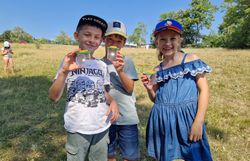 Kinder mit Becherlupe