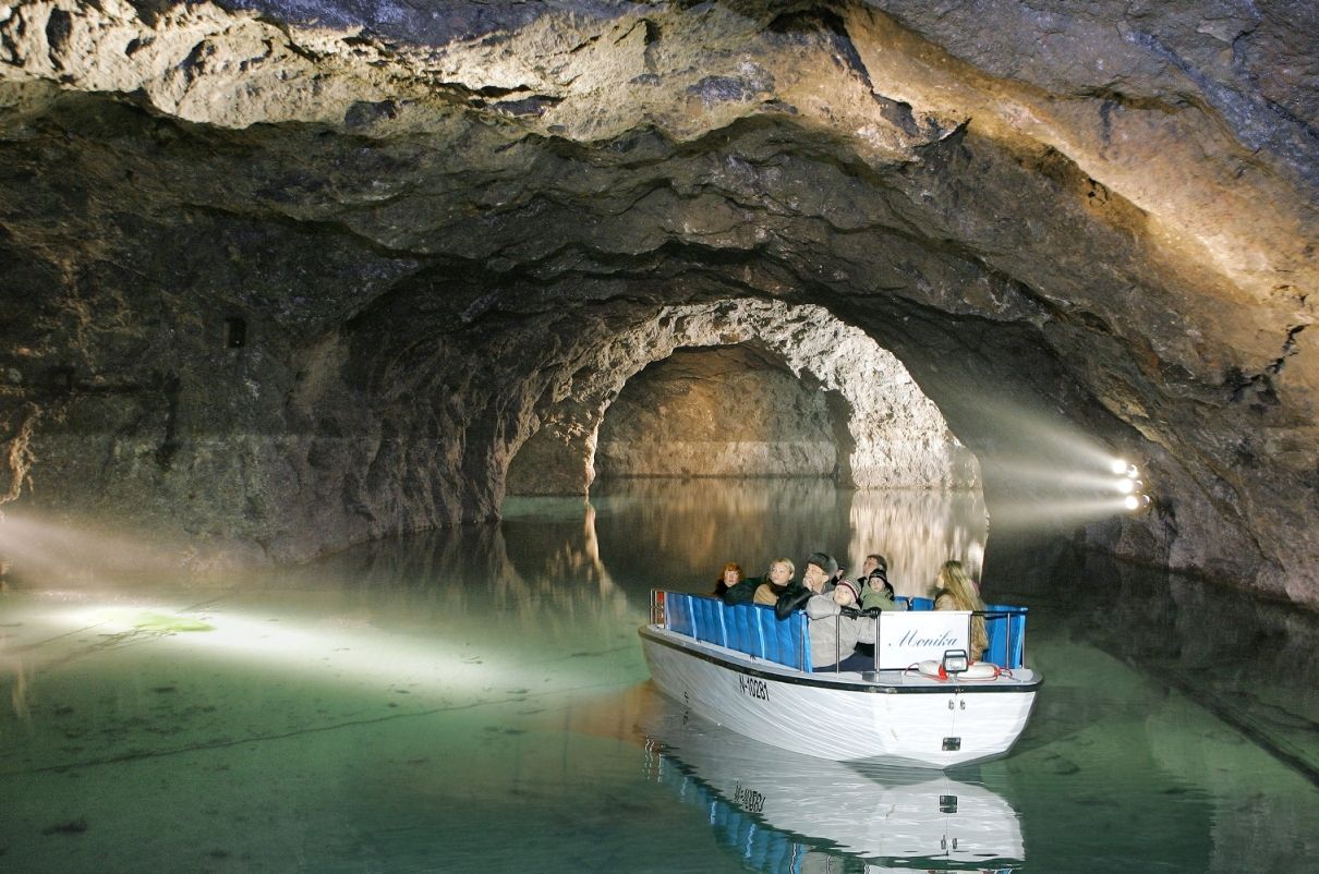 Bootsfahrt in der Seegrotte Hinterbrühl, beleuchtete Höhle.