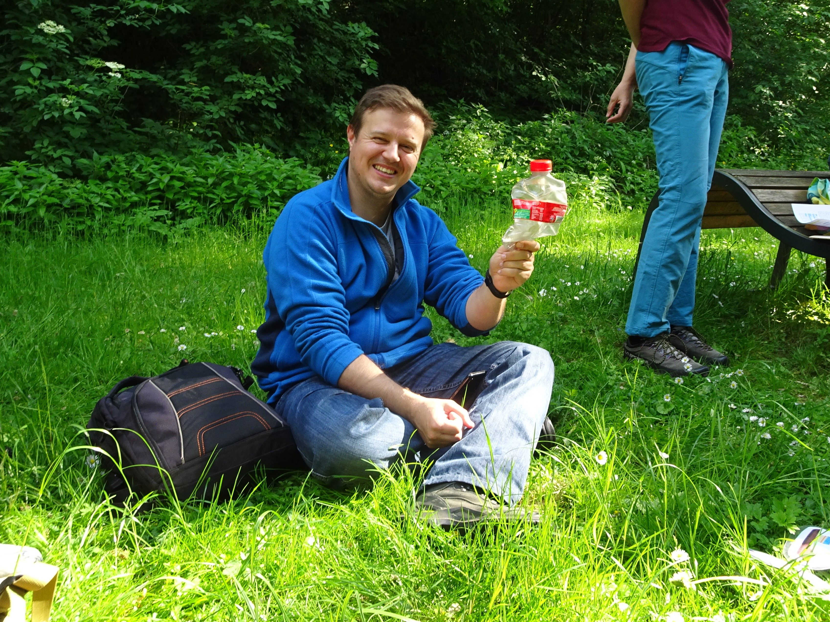Unser Naturvermittler erklärt was Plastikflaschen mit dem Gewässer zu tun haben und welche Auswirkungen sie haben können.