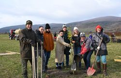 Heute konnte sich die Bevölkerung an der Hecken- und Obstbaumpflanzaktion in Gumpoldskirchen beteiligen. Mit dabei waren Bürgermeisterin Dagmar Händler (4.v.l.), ehemalige Volksschuldirektorin Brigitte Krüger (5.v.l.), Umweltgemeinderätin Maria von Balthazar (6.v.l.) und Ernst Spitzbart (Vorsitzener Naturfreunde Gumpoldskirchen, 2.v.r.).