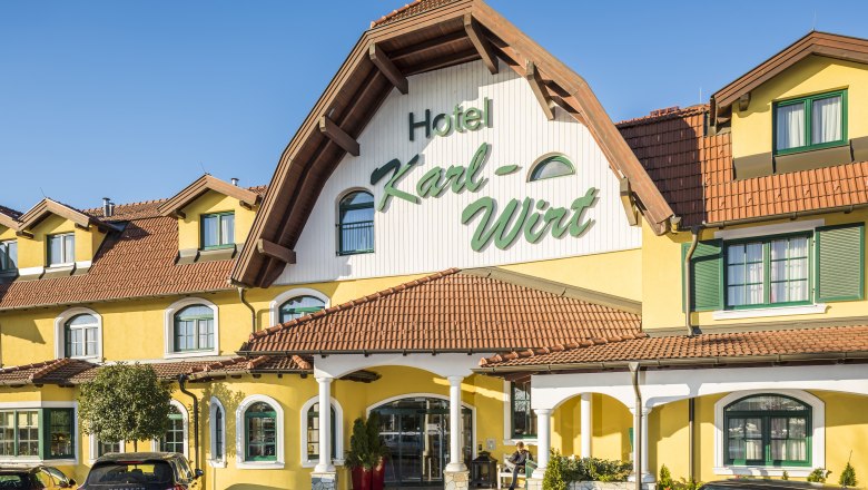 Hotel Karl-Wirt, © hotelkarlwirt Gelbes Hotelgebäude mit dem Schriftzug 'Hotel Karl-Wirt' auf dem Giebel.